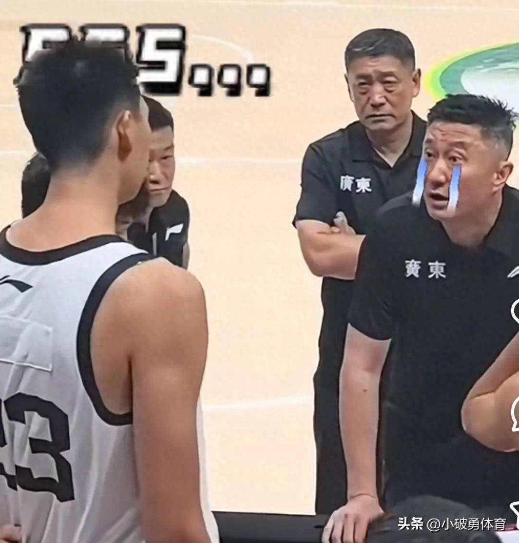 比赛中出现激烈冲突，双方队员互相推搡