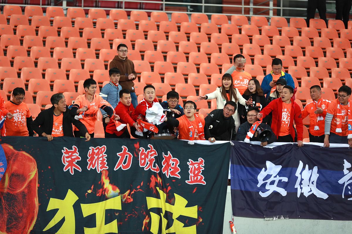 关于球场角逐激烈，球员奋力拼搏赛场风云的信息