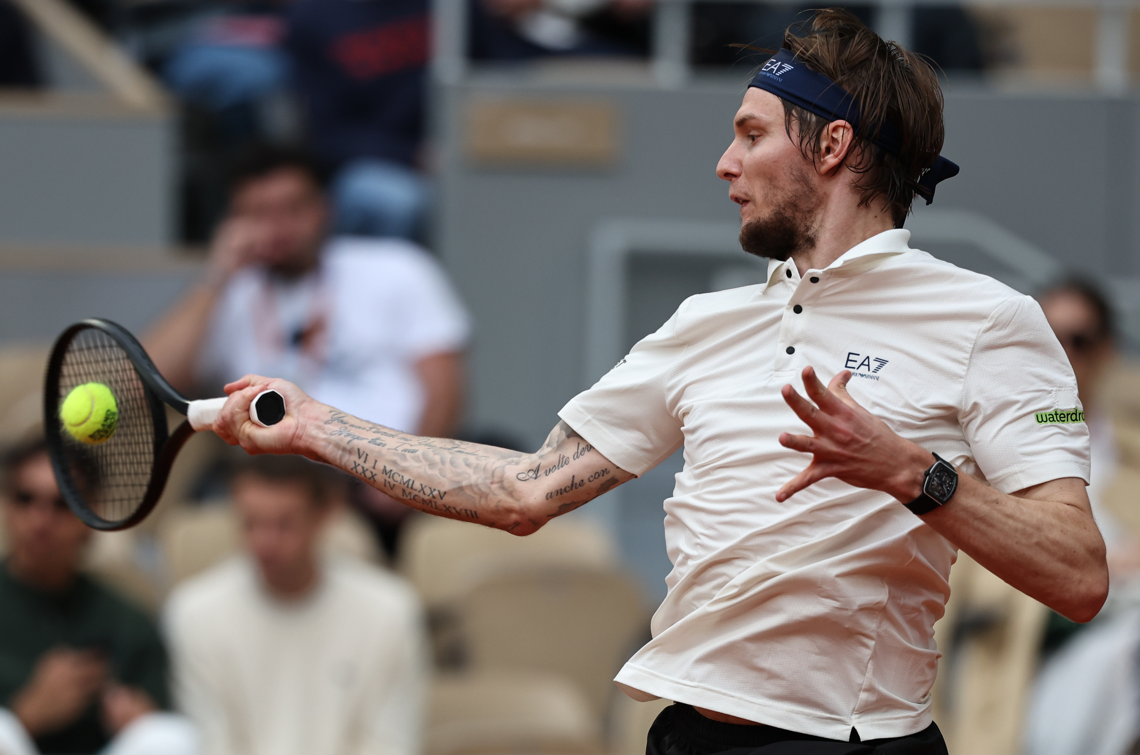 包含法网险胜拉沃尔杯，辛纳关键制胜的词条