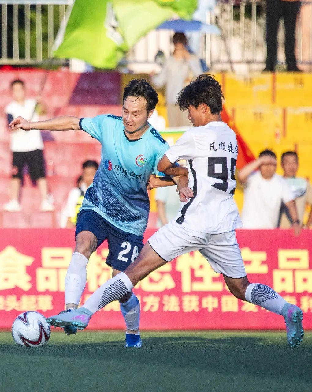 精彩足球比赛燃烧赛场，观赏感官震撼