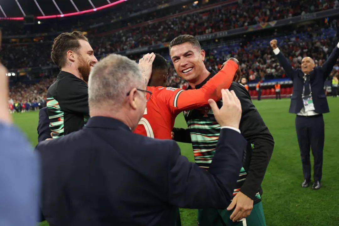 葡萄牙队轻取英格兰队，奥恰洛夫点燃赛场