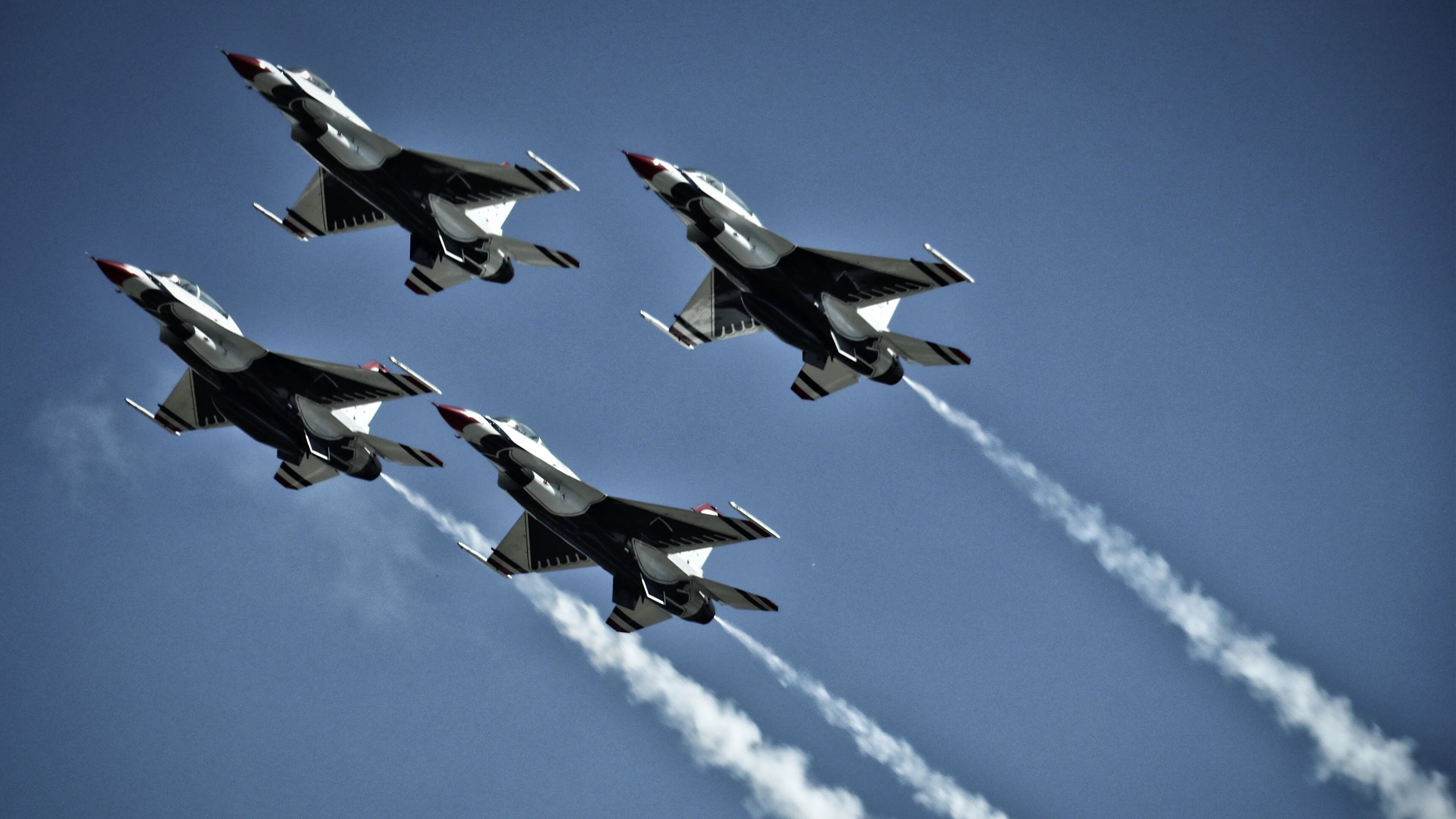 跨洋巅峰对决，快船压哨绝杀新疆队，东决级焦点战燃爆全球