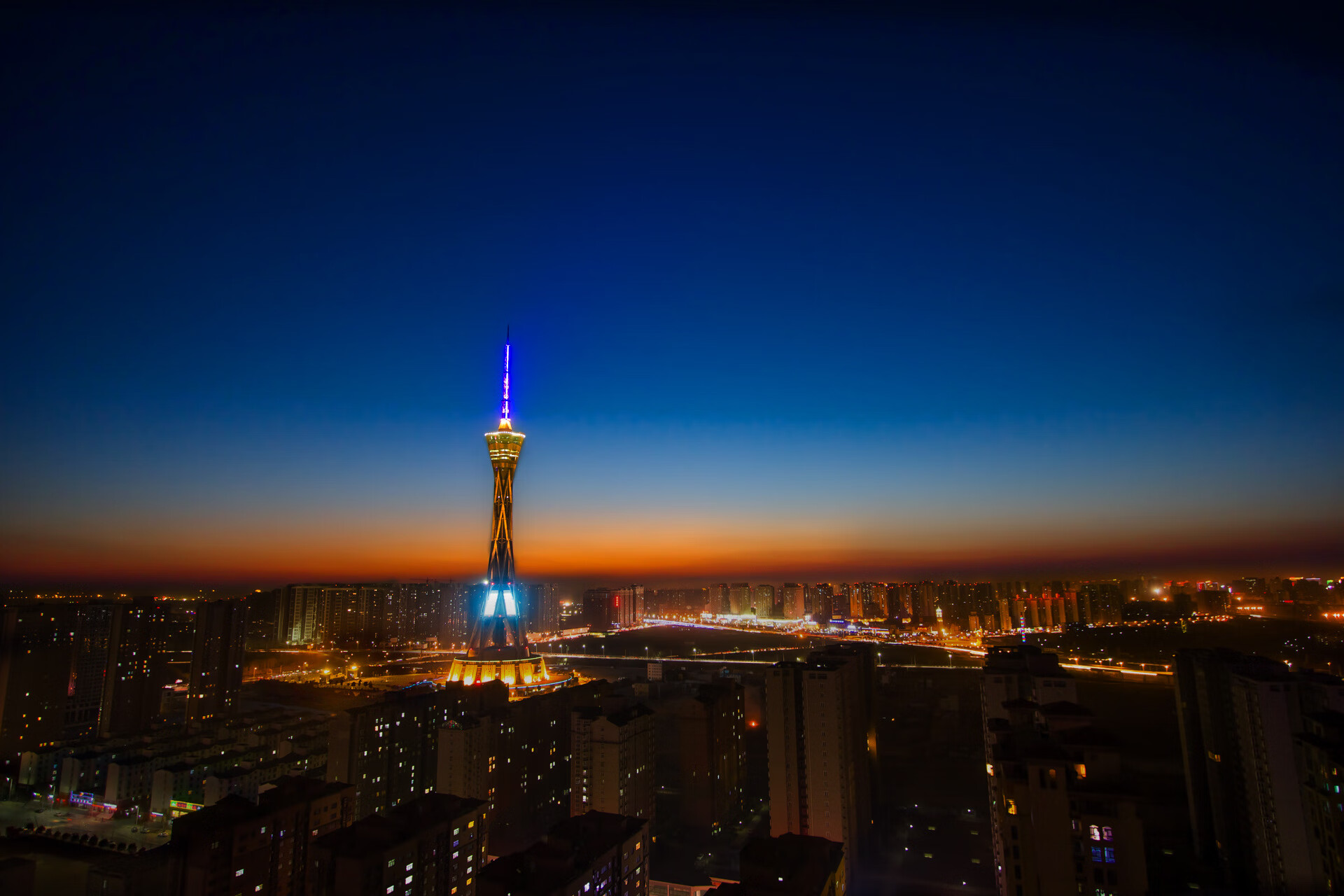 今夜，他缝合了两种红色